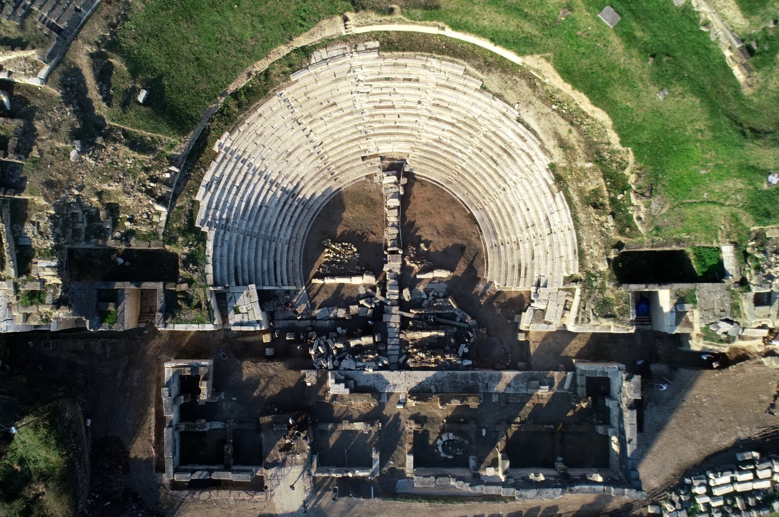 Lantai orkestra terungkap di Ephesus wilayah Laut Hitam