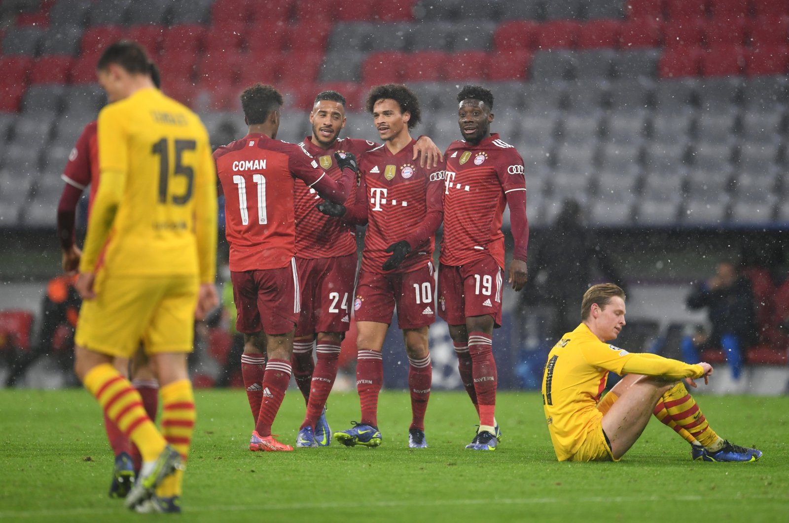 Barcelona players, in yellow, look dejected as Bayern Munich players celebrate after their Champions League match at the Allianz Arena in Munich, Germany, Dec. 8, 2021. (Reuters Photo)