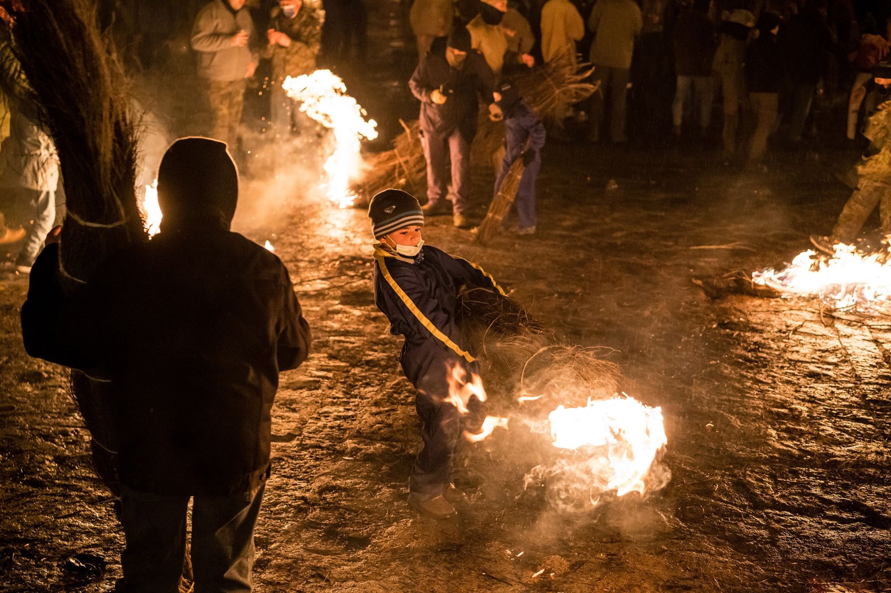 Brooms on fire! Spain celebrates 'Los Escobazos' festival | Daily Sabah