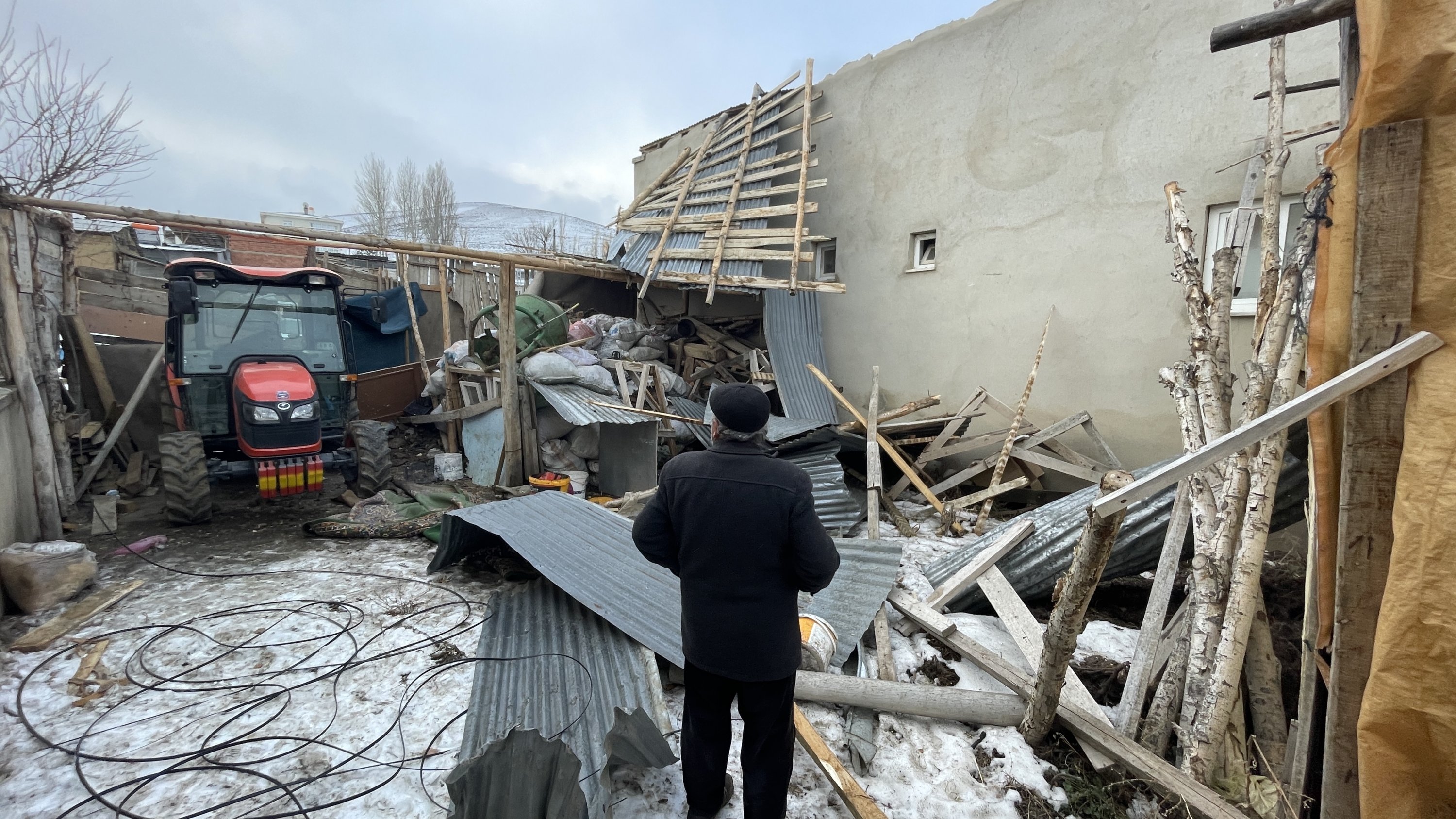 Seorang warga memeriksa kerusakan setelah tornado dan angin kencang, di desa Saraycık, di Bayburt, timur laut Turki, 8 Desember 2021. (AA PHOTO) 