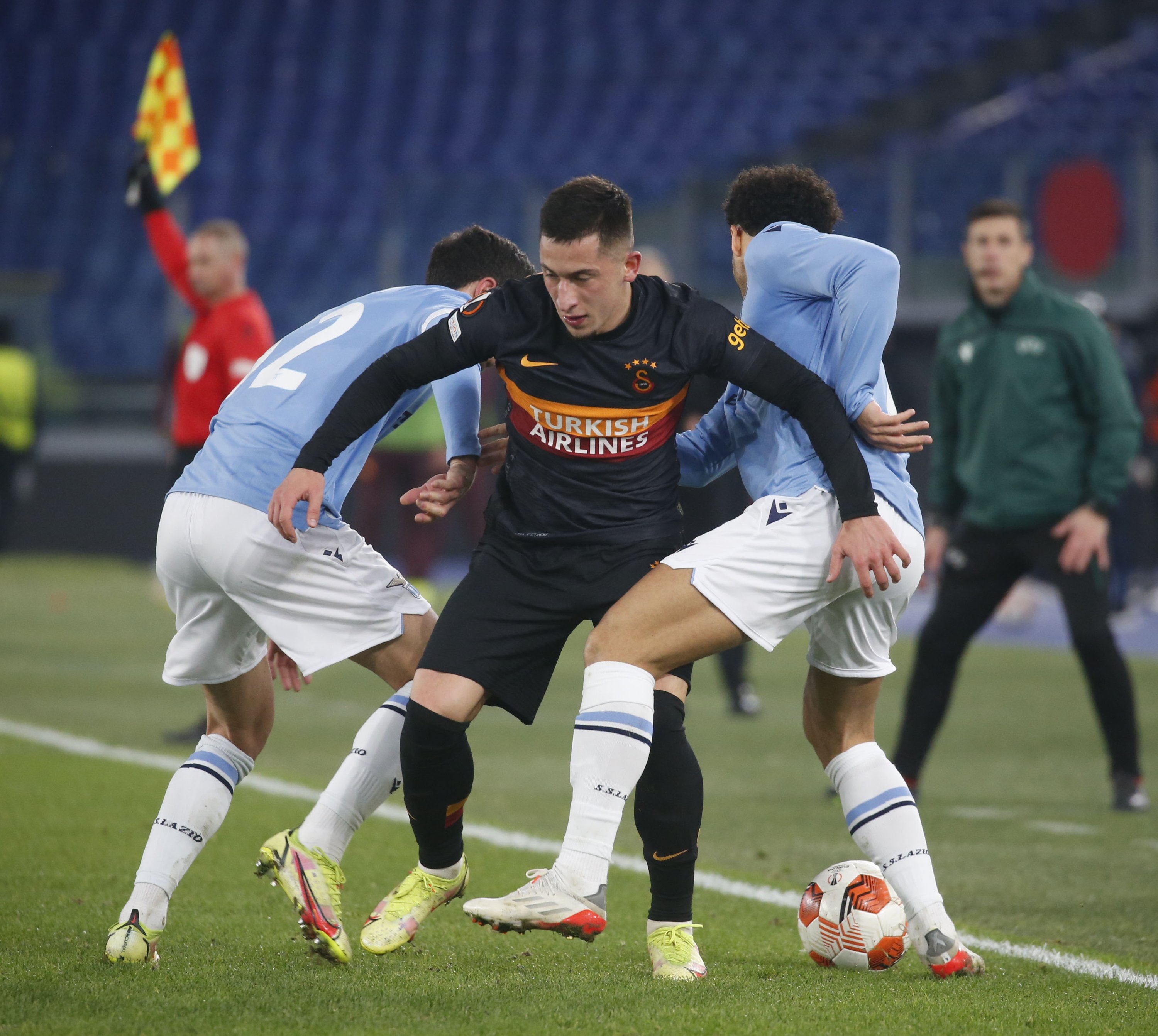 Olympiu Morutan dari Galatasaray terlihat beraksi selama pertandingan Grup E Liga Eropa UEFA antara Lazio dan Galatasaray di Stadio Olimpico di Roma, Italia pada 9 Desember 2021 (Foto Reuters)