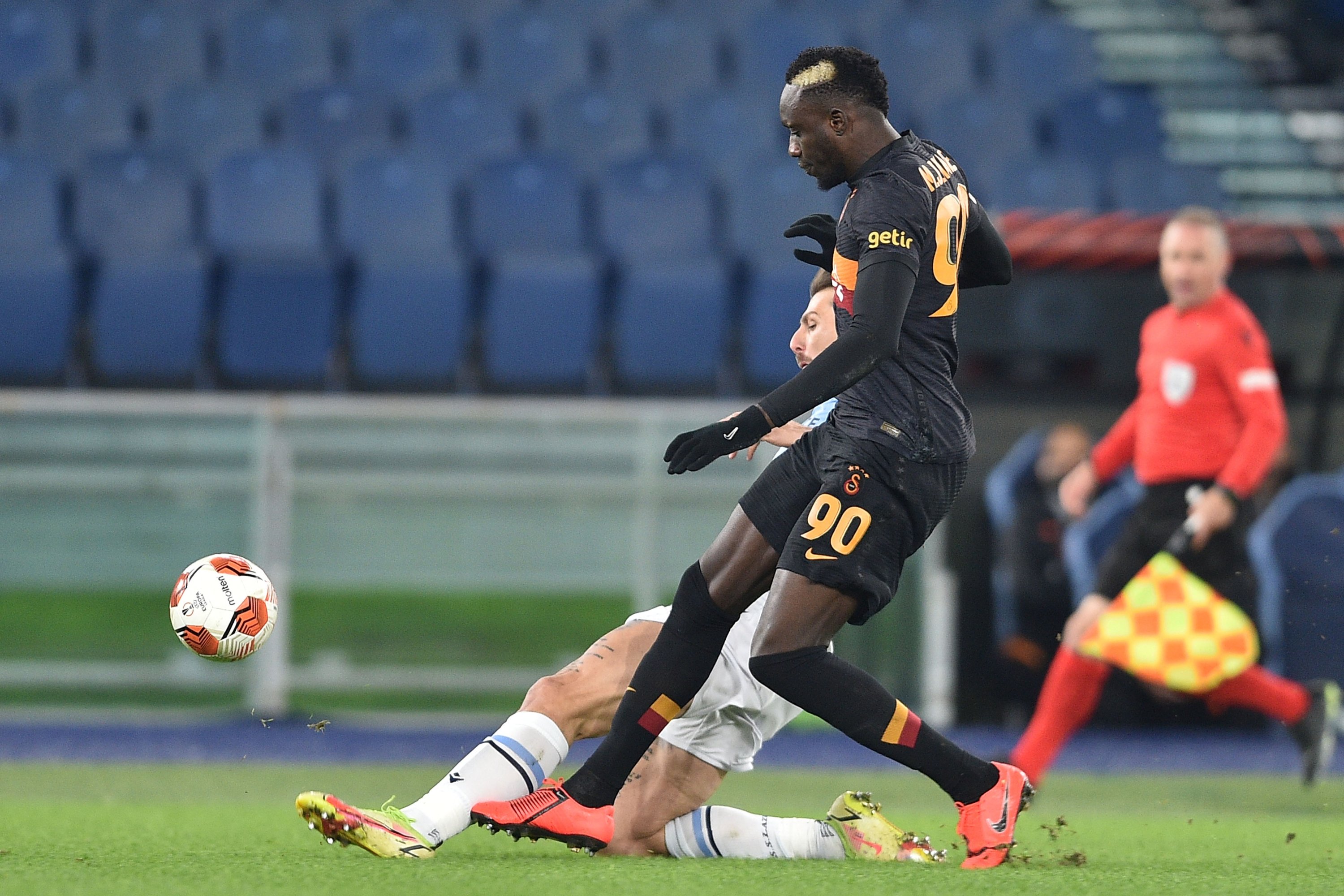 Mbaye Diagne dari Galatasaray terlihat beraksi selama pertandingan Grup E Liga Eropa UEFA antara Lazio dan Galatasaray di Stadio Olimpico di Roma, Italia pada 9 Desember 2021 (AA Photo)