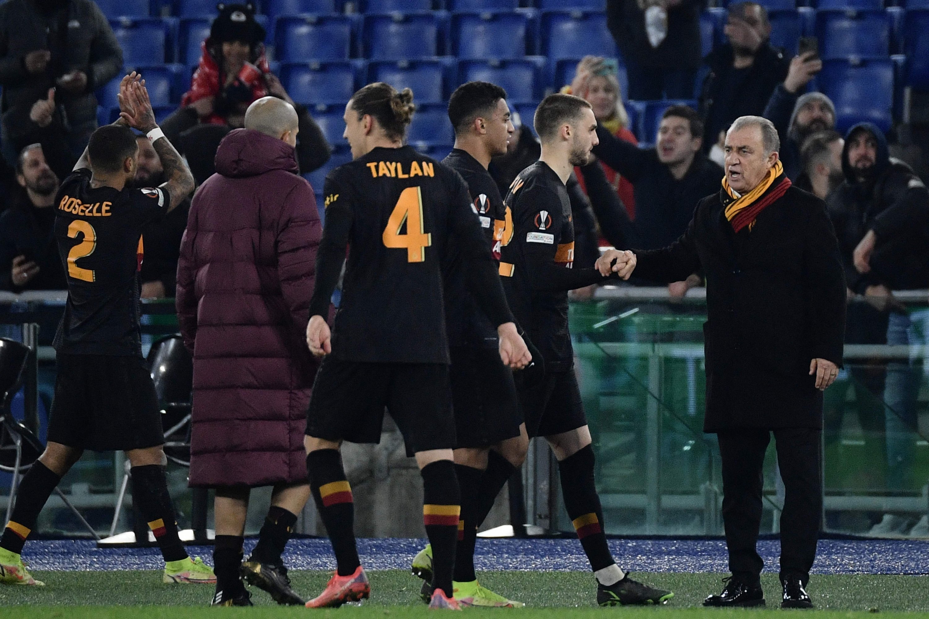 Galatasaray's coach Fatih Terim (R) congratulates his players at the end of the UEFA Europa League Group E football match between Lazio and Galatasaray on Dec. 9, 2021 at the Olympic stadium in Rome. (AFP Photo)