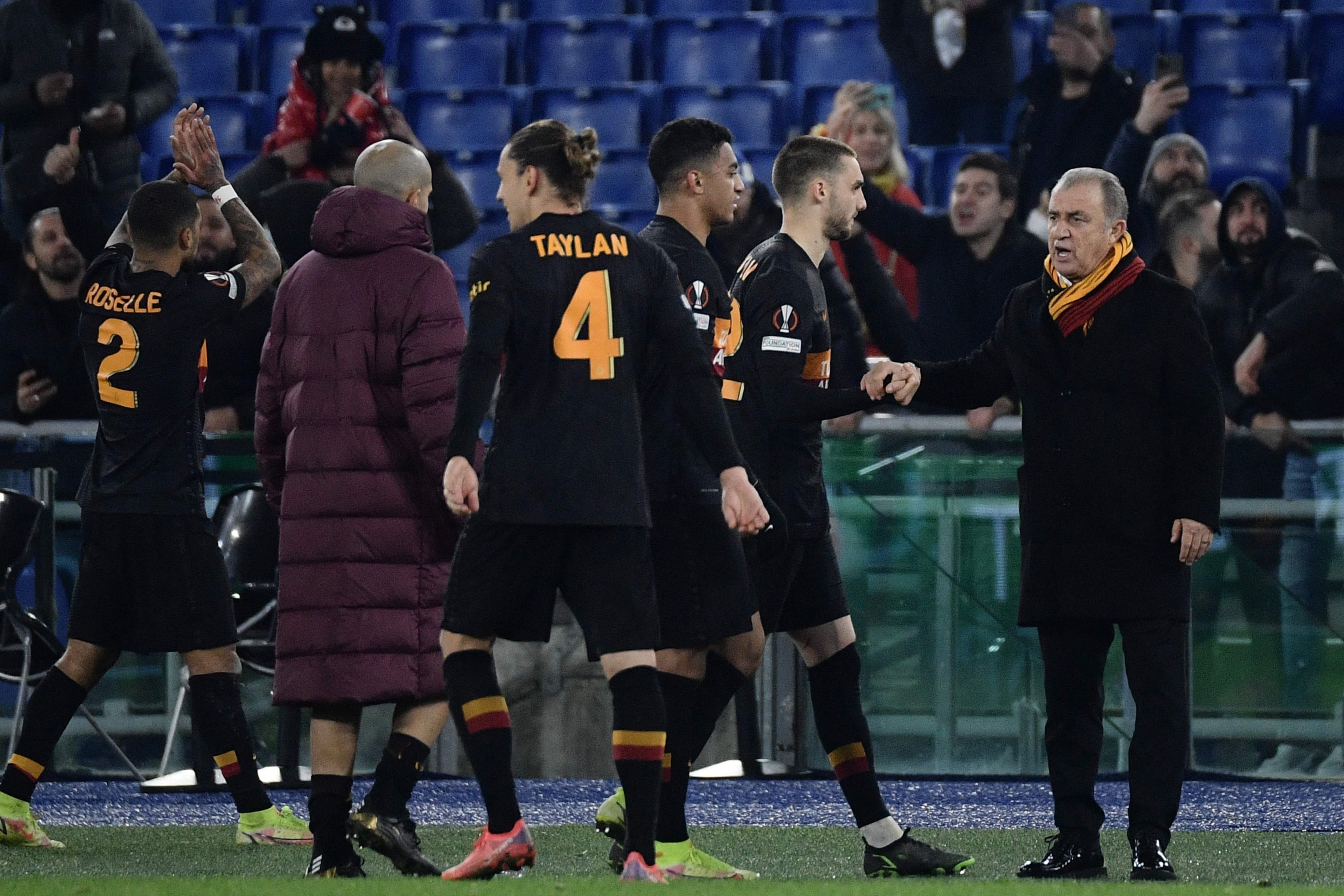 Pelatih Galatasaray Fatih Terim (kanan) mengucapkan selamat kepada para pemainnya pada akhir pertandingan sepak bola Grup E Liga Eropa UEFA antara Lazio dan Galatasaray pada 9 Desember 2021 di stadion Olimpiade di Roma.  (Foto AFP)