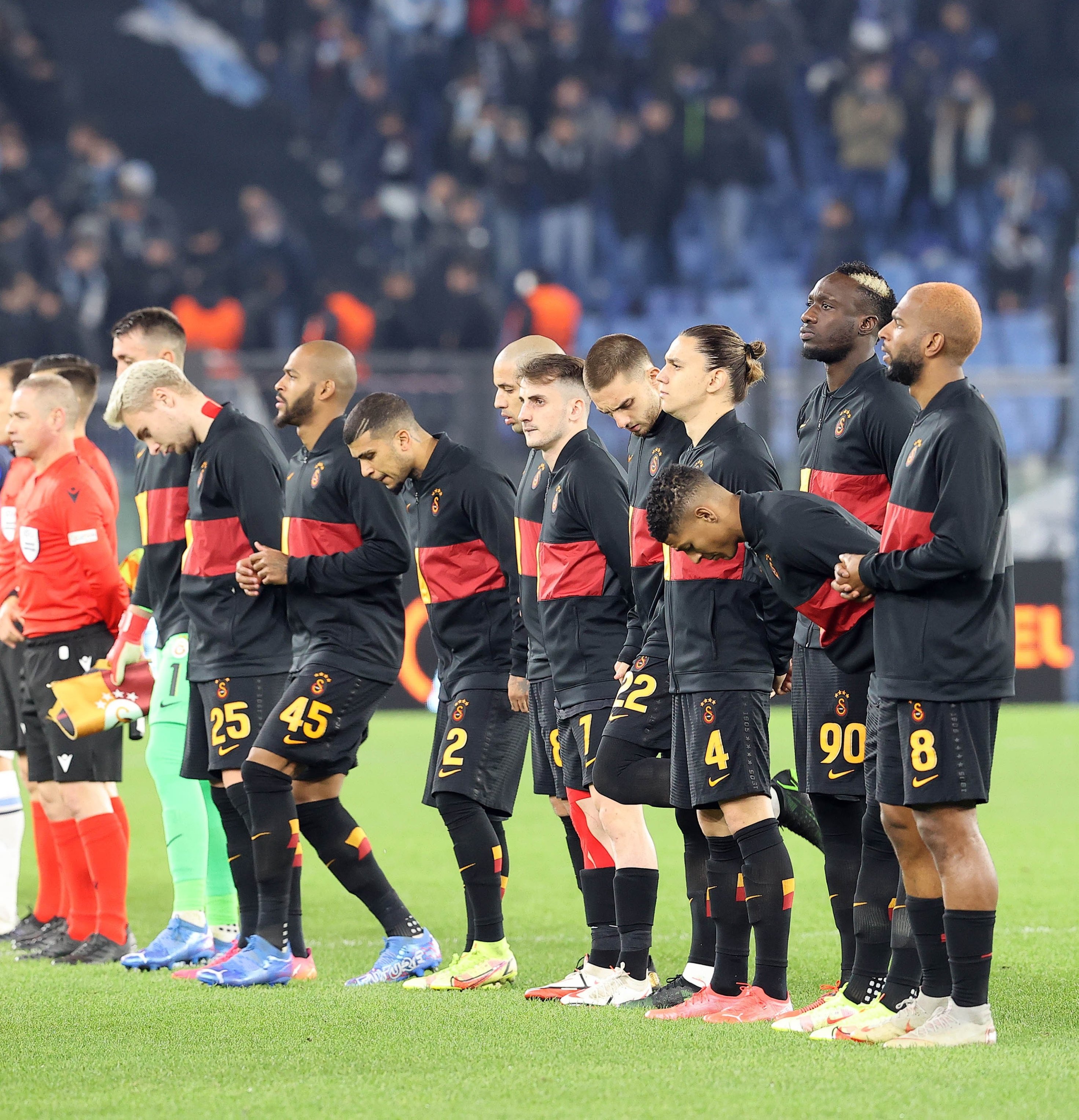 Skuad Galatasaray terlihat saat upacara sebelum pertandingan Grup E Liga Eropa UEFA antara Lazio dan Galatasaray di Stadio Olimpico di Roma, Italia pada 9 Desember 2021 (AA Photo)