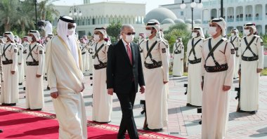 President Recep Tayyip Erdoğan and Emir of Qatar Sheikh Tamim bin Hamad Al Thani (L) during an official welcome ceremony before their meeting at the Amiri Diwan Palace in Doha, Qatar, Dec. 7, 2021. (EPA Photo)