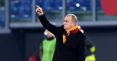 Galatasaray&#039;s legendary coach Fatih Terim gives instructions to the players during the UEFA Europa League Group E match between Lazio and Galatasaray at the Stadio Olimpico in Rome, Italy on Dec. 9, 2021 (Reuters Photo)