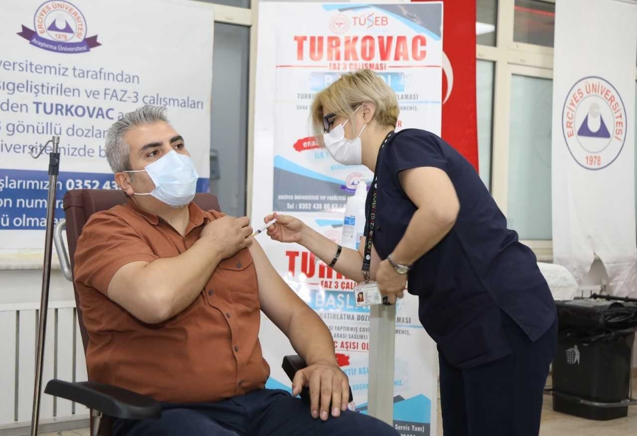 A volunteer gets vaccinated with Turkovac in Kayseri, central Turkey, Oct. 18, 2021. (AA PHOTO)