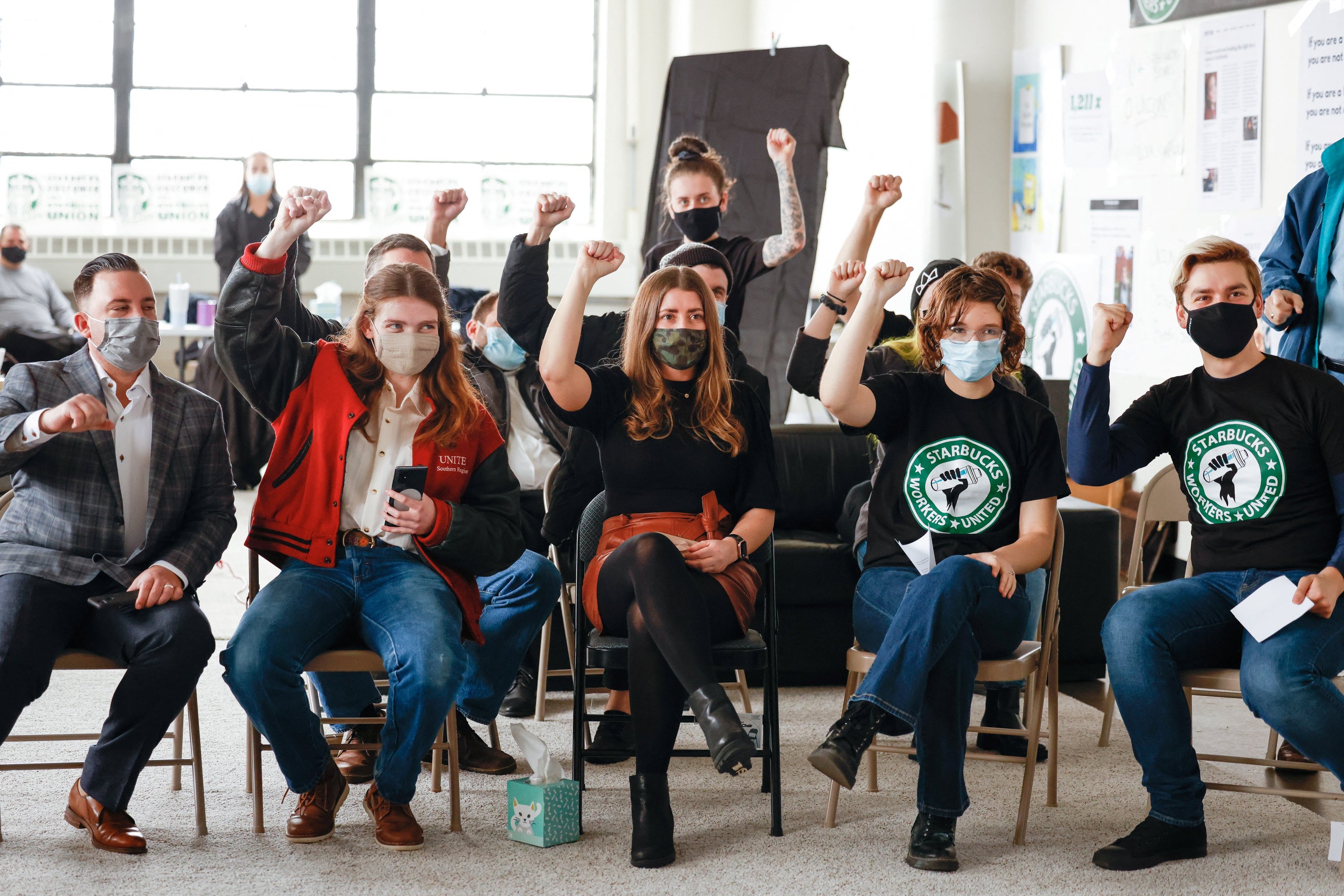 Anggota bereaksi selama pemungutan suara serikat Starbucks di Buffalo, New York, AS, 9 Desember 2021. (Foto Reuters)