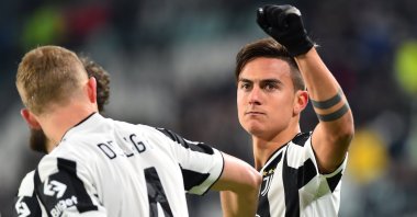  Juventus' Paulo Dybala (R) celebrates a goal during a Serie A match against Genoa at the Allianz Stadium in Turin, Italy, Dec. 5, 2021. (Reuters Photo)