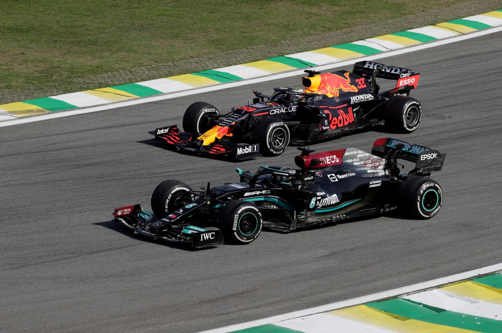 Mercedes&#039; Lewis Hamilton (front) and Red Bull&#039;s Max Verstappen compete during the Brazilian Formula 1 GP at the Jose Carlos Pace racetrack in Sao Paulo, Brazil, Nov. 14, 2021. (EPA Photo)
