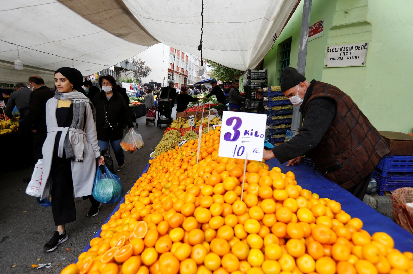 People shop at a street market in Istanbul, Turkey, Nov. 18, 2021. (Reuters Photo)