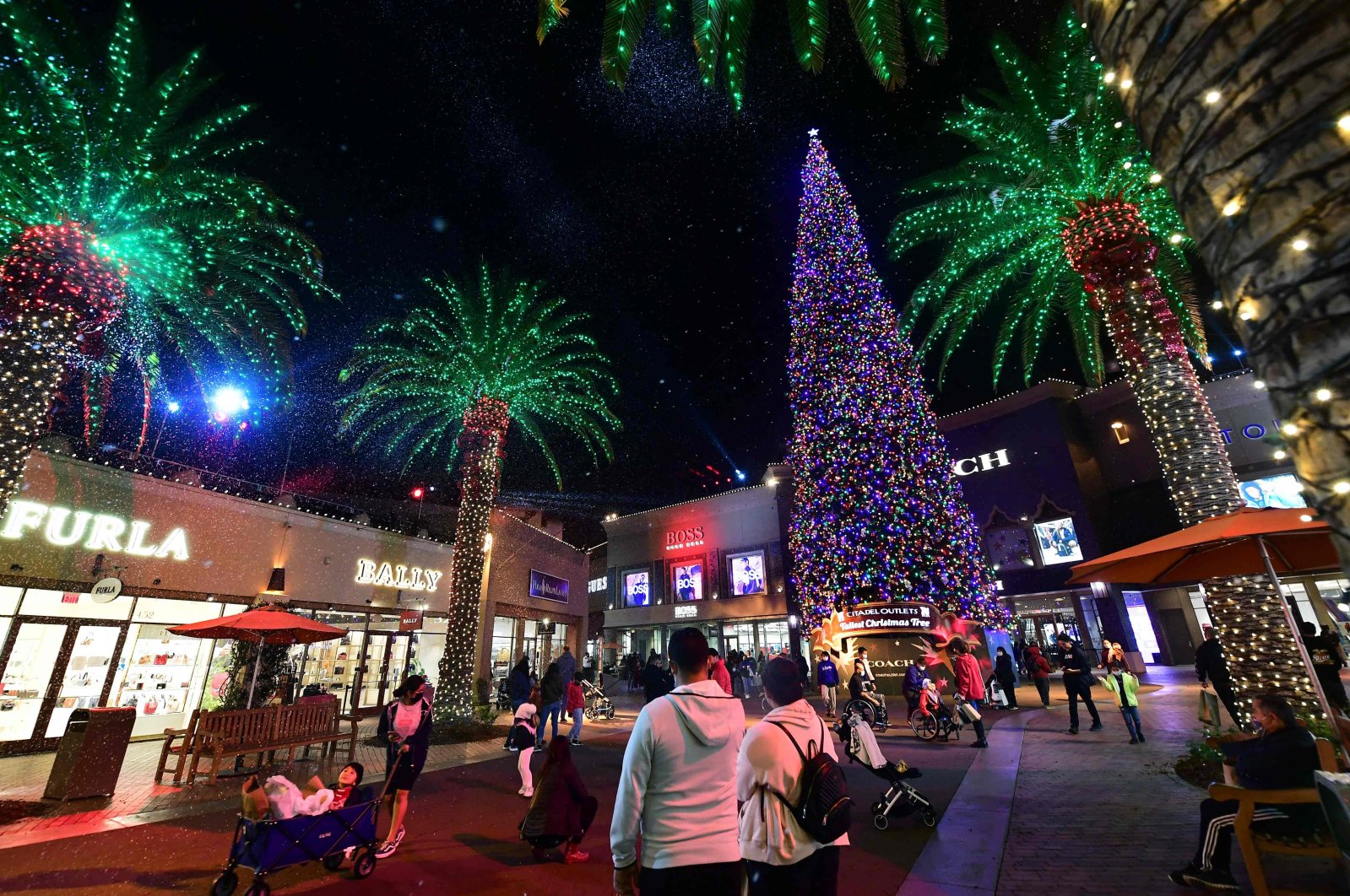 As people shop ahead of the holidays, a 115-foot Christmas tree lights up the Citadel Outlets in Los Angeles, California, U.S., Dec. 9, 2021. (AFP Photo)