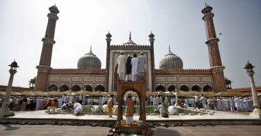 Muslims attend Friday prayers at the Jama Masjid in the old quarter of Delhi, India, Oct. 1, 2010. (Reuters Photo)