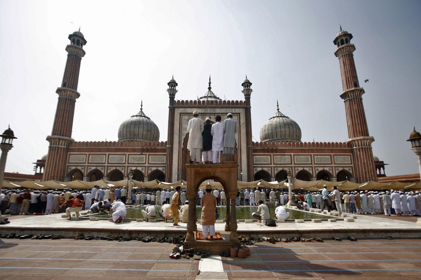 Muslims attend Friday prayers at the Jama Masjid in the old quarter of Delhi, India, Oct. 1, 2010. (Reuters Photo)