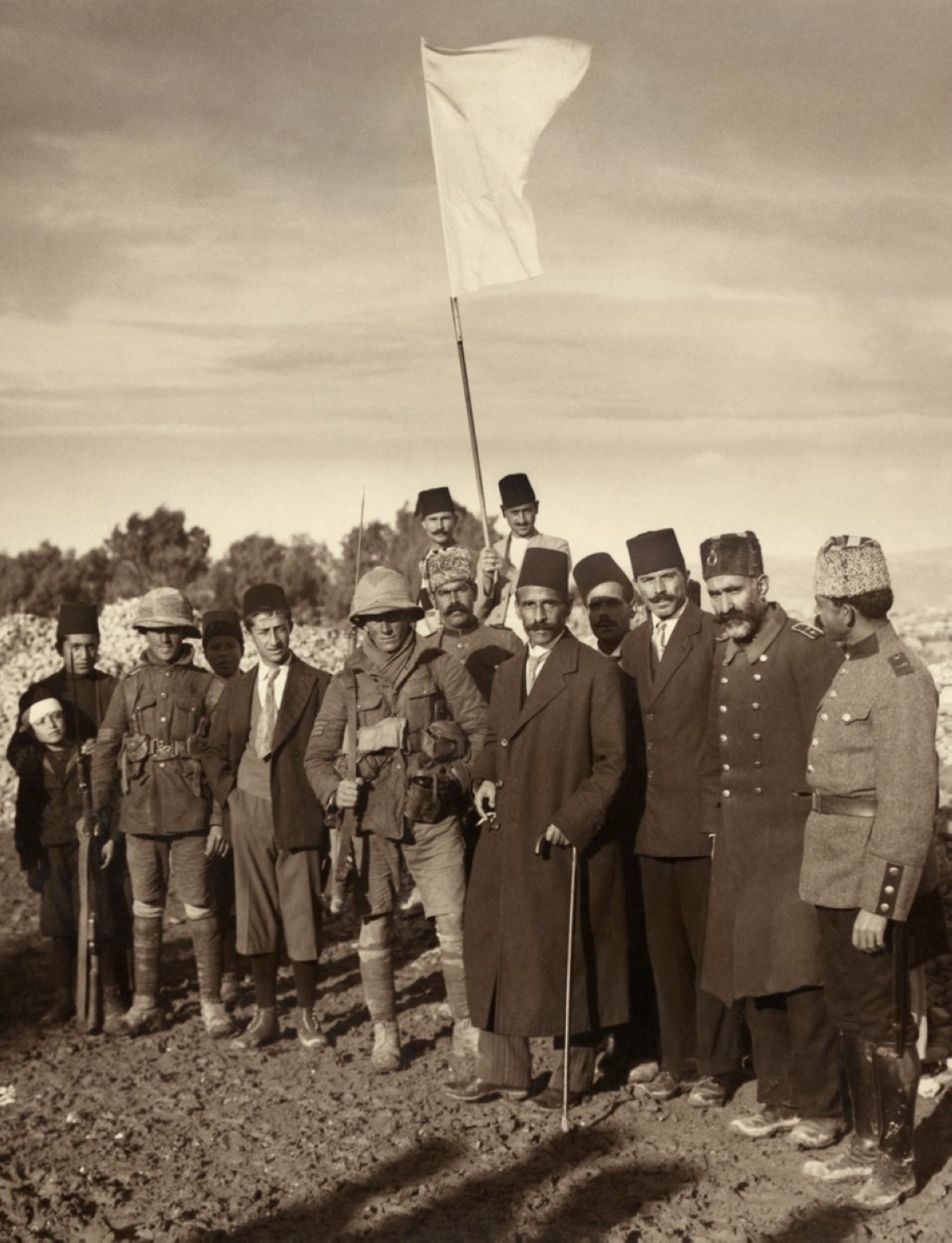 Hussein Bey al-Husayni (C) surrenders Jerusalem to the British Military Administration on December 9, 1917. (Wikimedia)