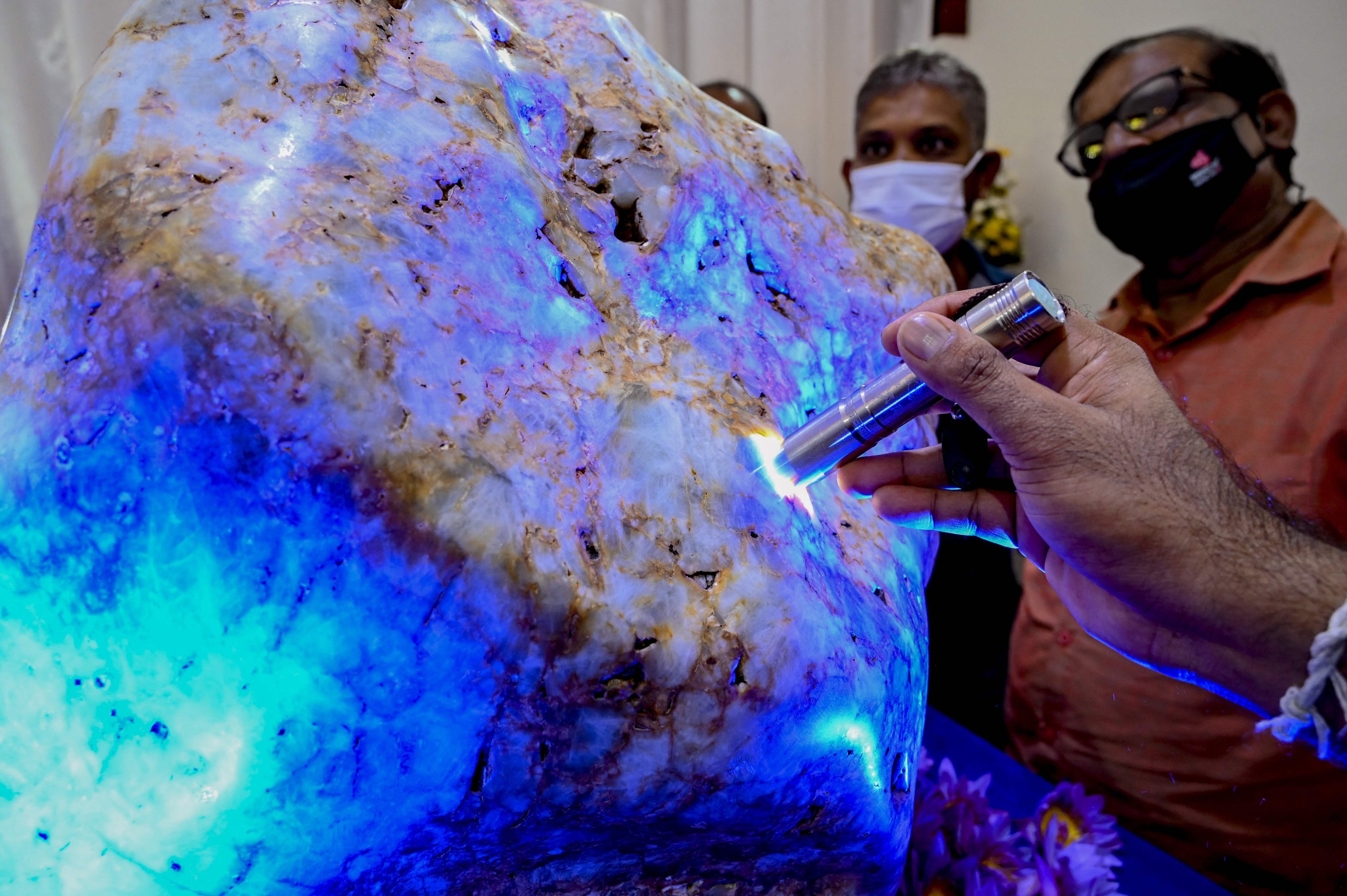 People inspect the single natural corundum (blue sapphire) named 'Queen of Asia,' considered the largest found in the world, in Horana, some 45 kilometers from Colombo, Sri Lanka, Dec. 12, 2021. (AFP Photo)