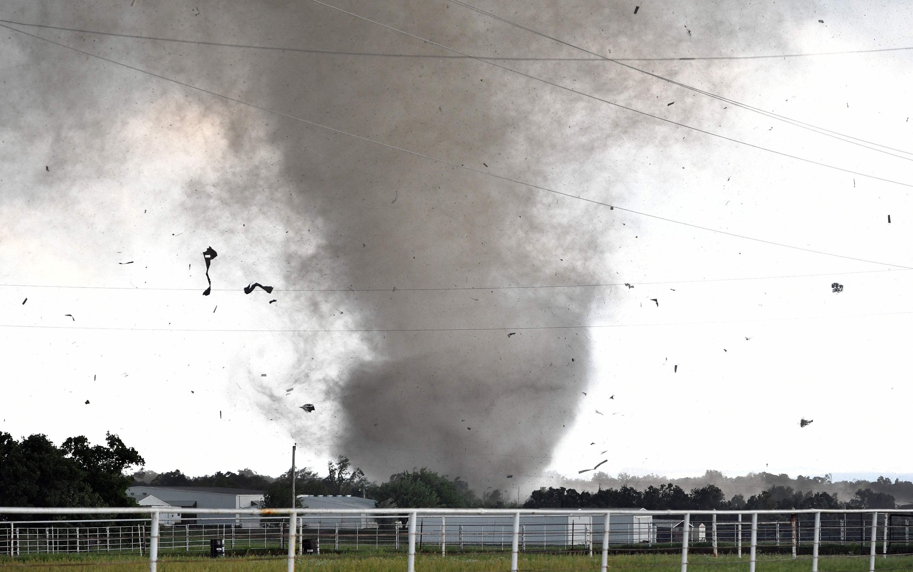 Debris flies through the air as a tornado rips through a residential area south of Wynnewood, Oklahoma, U.S., May 9, 2016. (Josh Edelson via AFP)