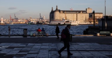 People walk by the shore of the Marmara sea in Istanbul, Turkey, Dec. 3, 2021. (Reuters Photo)
