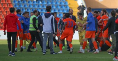 Players, subs and staff of Iskenderunspor and Darıca Gençlerbirliği engage in a scuffle during a TFF 3. Lig match, Hatay, Turkey, Dec. 12, 2021. (AA Photo)