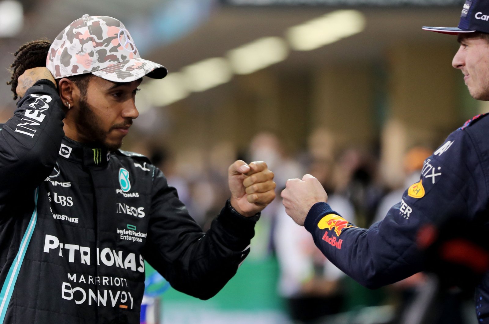 Mercedes&#039; Lewis Hamilton (L) fist bumps Red Bull&#039;s Max Verstappen (R) at the Yas Marina Circuit in Abu Dhabi Formula One Grand Prix, Dec. 11, 2021. (AFP Photo)