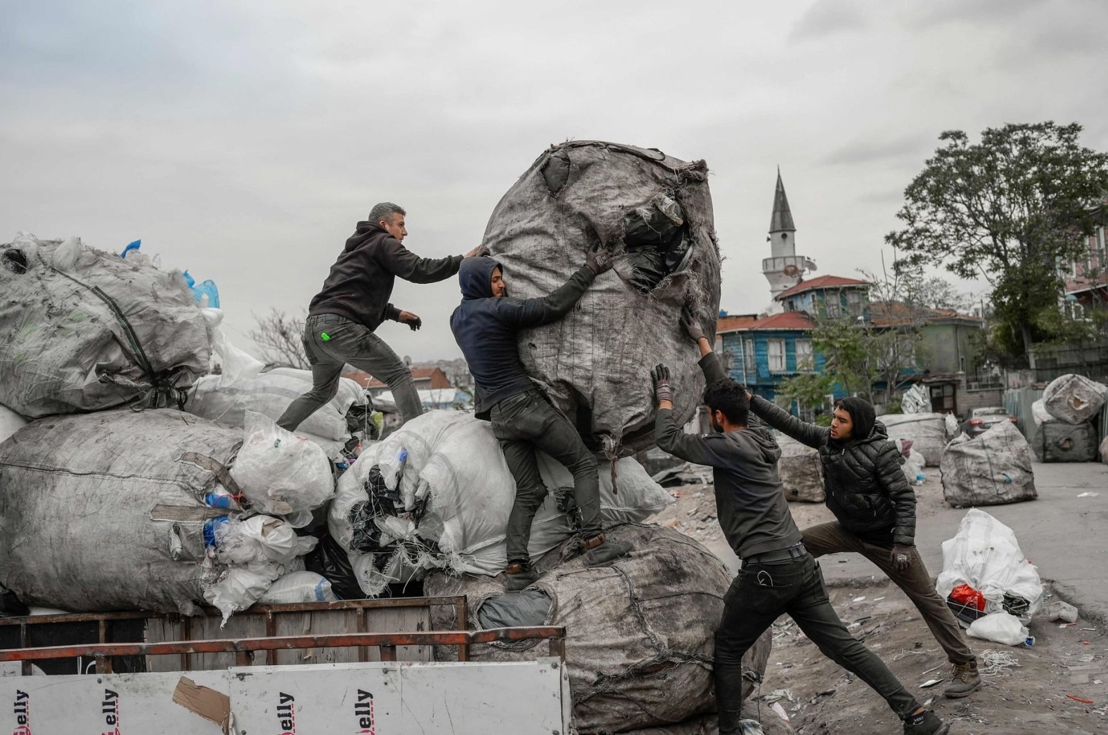 Afghan refugees collect waste at a makeshift dumping ground in Istanbul, Turkey, Nov. 18, 2021. (AFP File Photo)