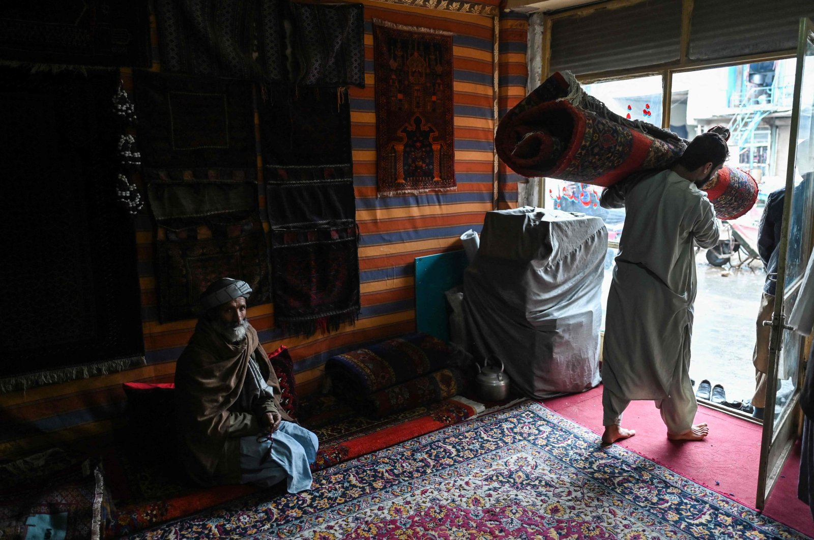 Ekonomi yang compang-camping membuat orang Afghanistan yang putus asa mengambil karpet menenun