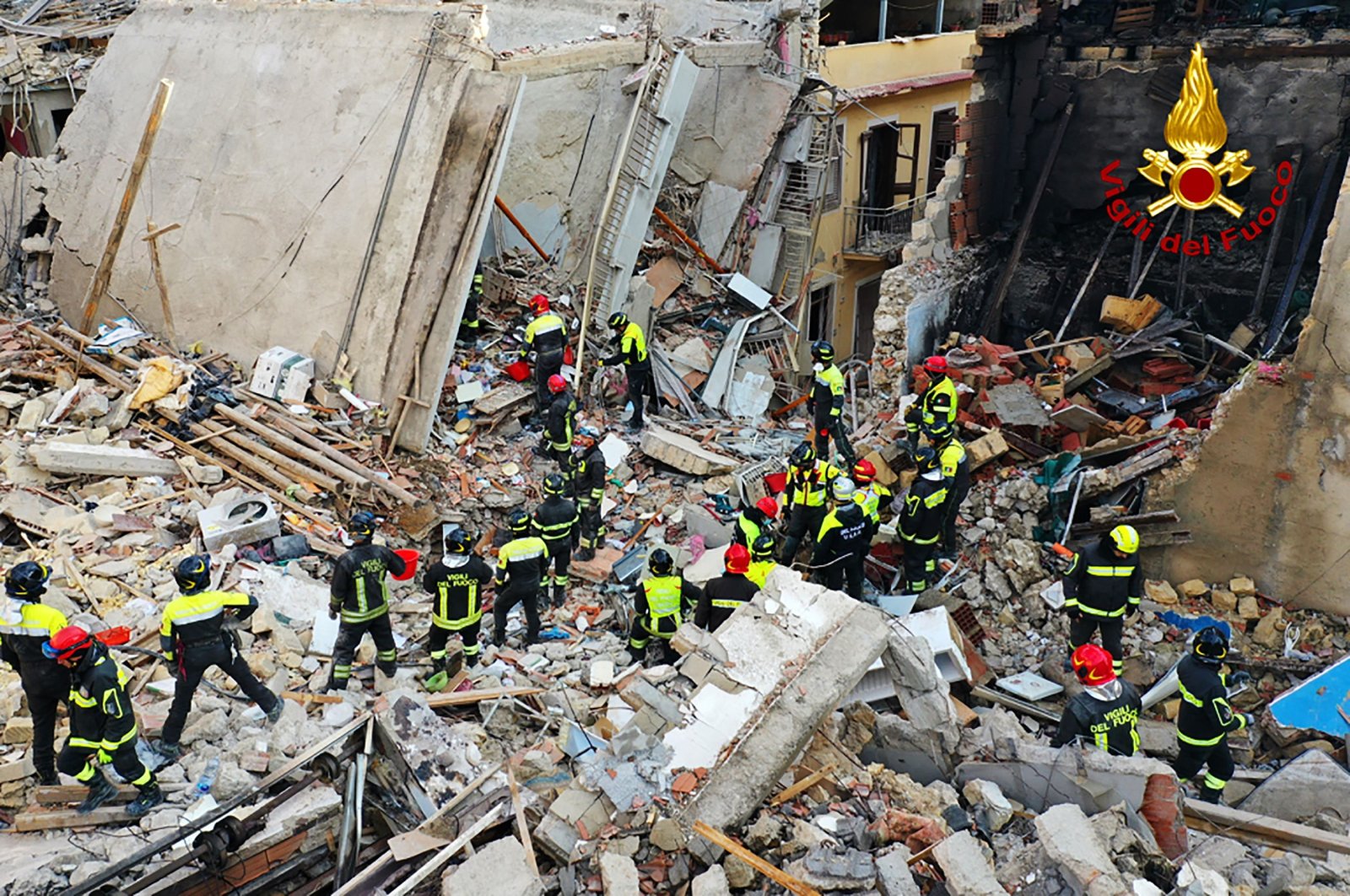 Beberapa orang tewas saat pencarian korban berlanjut setelah ledakan Sisilia