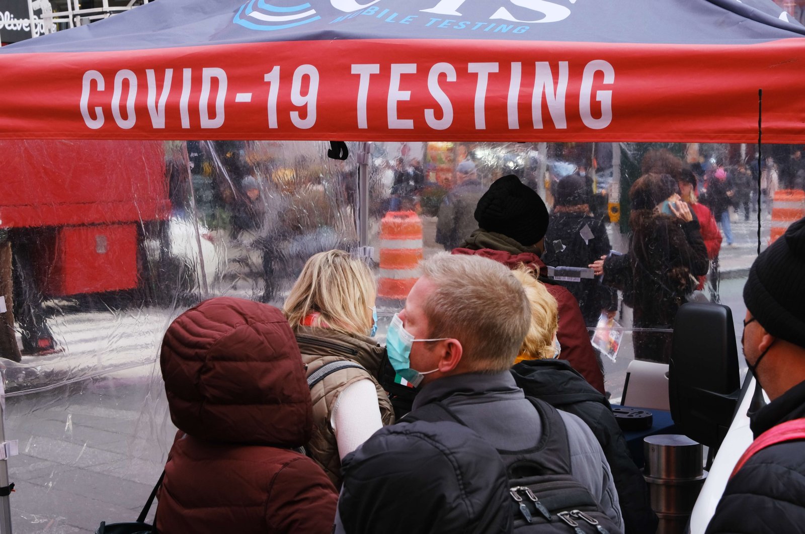 People wait in line to get tested for COVID-19 at a testing facility in Times Square in New York City, New York, U.S., Dec. 9, 2021. (AFP Photo)