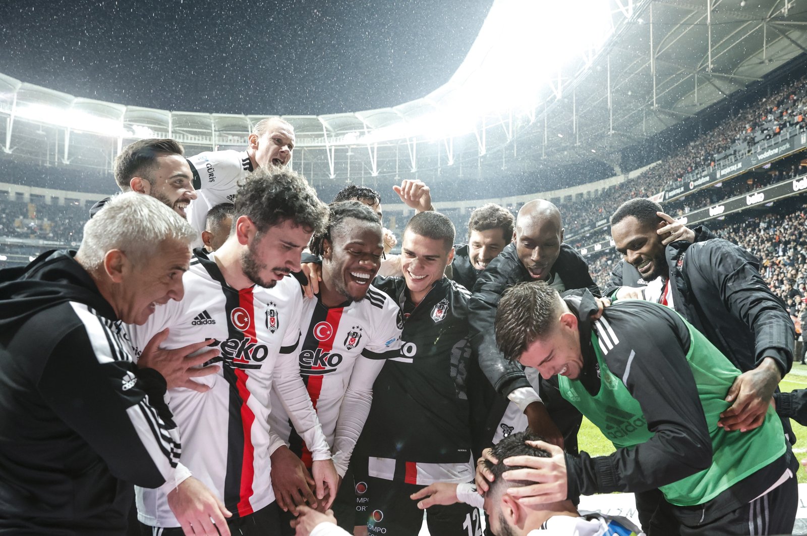 Beşiktaş&#039;s Güven Yalçın and teammates celebrate after scoring in the match with Yukatel Kayserispor in Istanbul, Turkey, Dec. 12, 2021. (AA Photo)