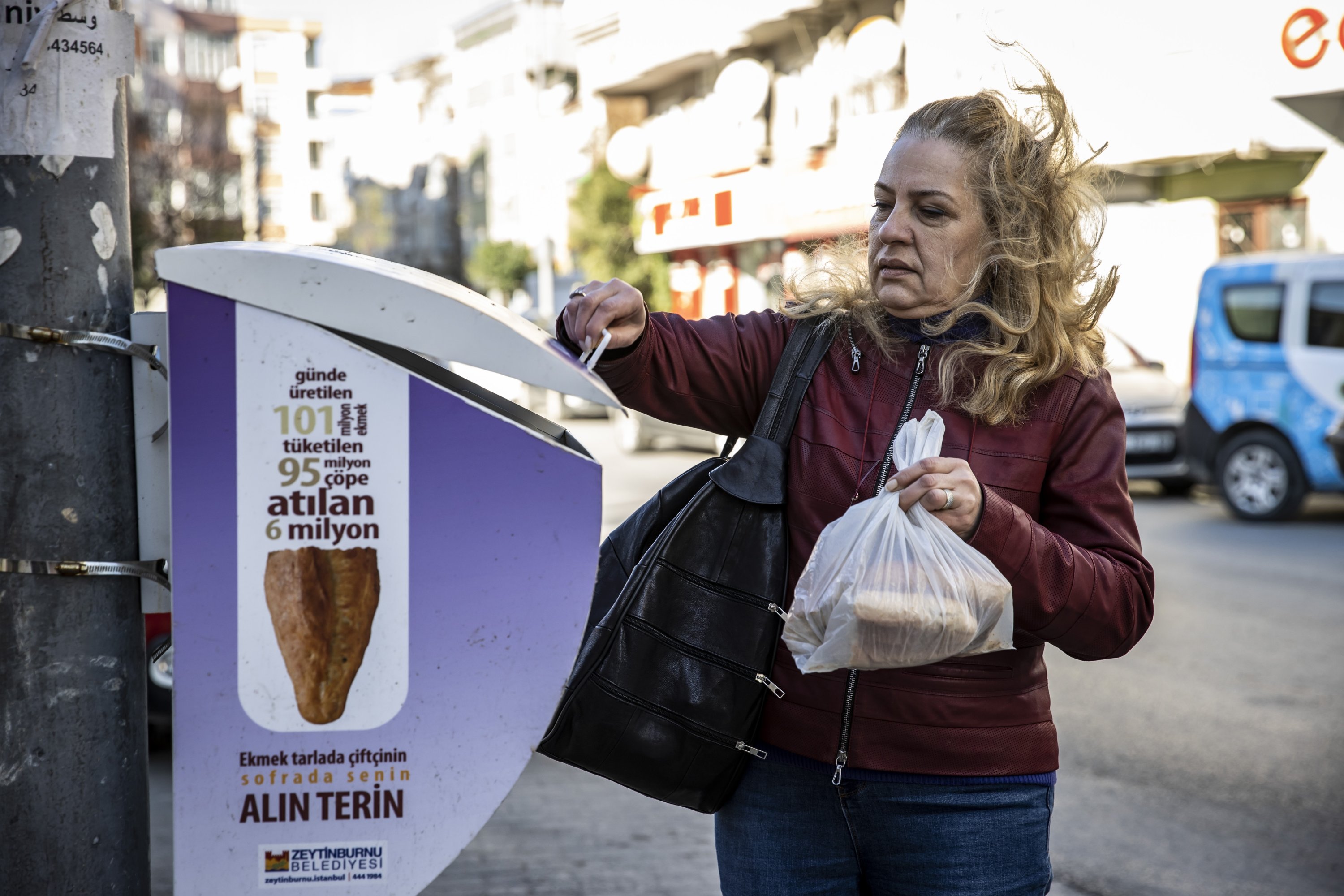 Seorang wanita meletakkan sisa roti ke tempat sampah roti, di distrik Zeytinburnu, Istanbul, Turki, 13 Desember 2021. (AA Photo)