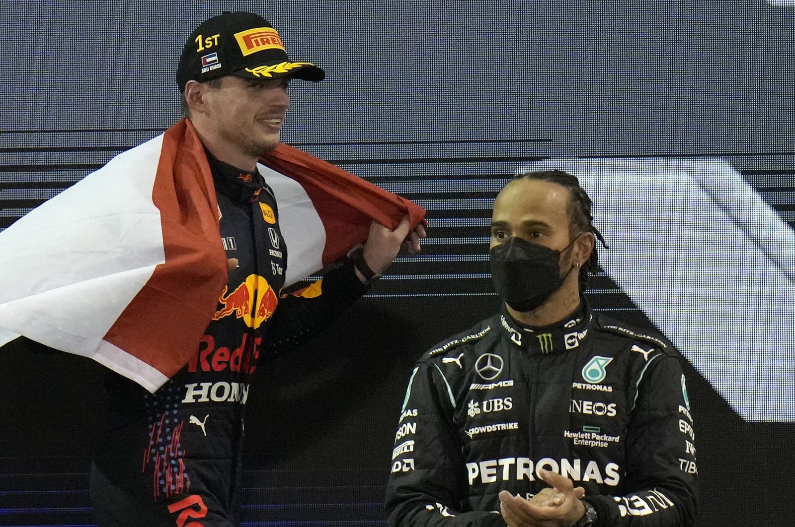 Verstappen memenangkan gelar dunia pertama di Formula 1, meninggalkan Hamilton di belakang