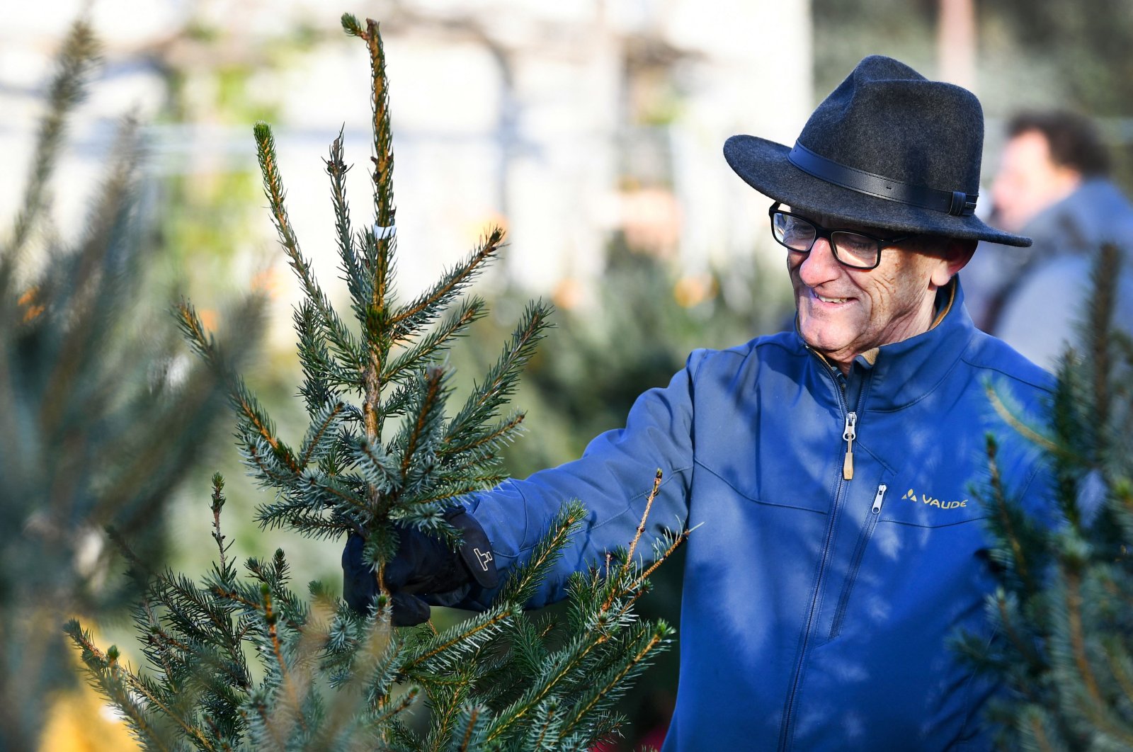 A customer picks up a Christmas tree at a &quot;Rent a Christmas Tree&quot; pick-up point in Utrecht, central Netherlands, Dec. 11, 2021. (AFP Photo)