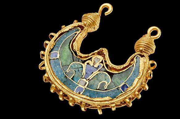 Anting-anting yang diberikan oleh kaisar Bizantium kepada seorang Viking yang ditemukan di Denmark