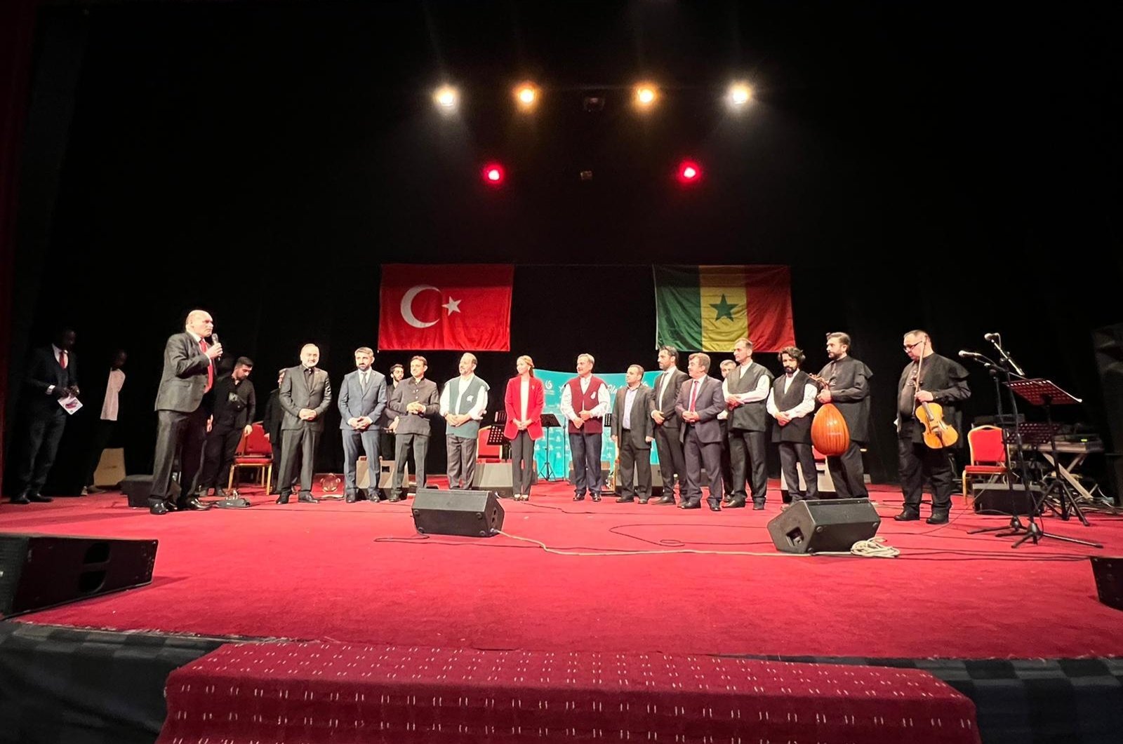 Orang Senegal menikmati konser musik Sufi yang diselenggarakan oleh YEE Turkey Turki