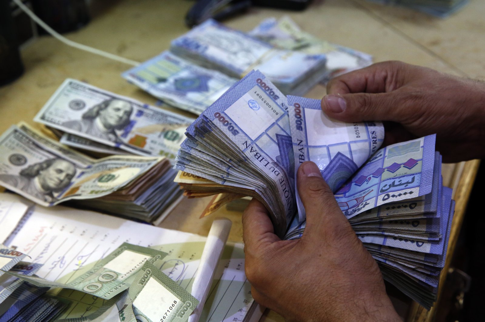 Lebanon s Currency Tailspins Amid Monetary Crisis Daily Sabah