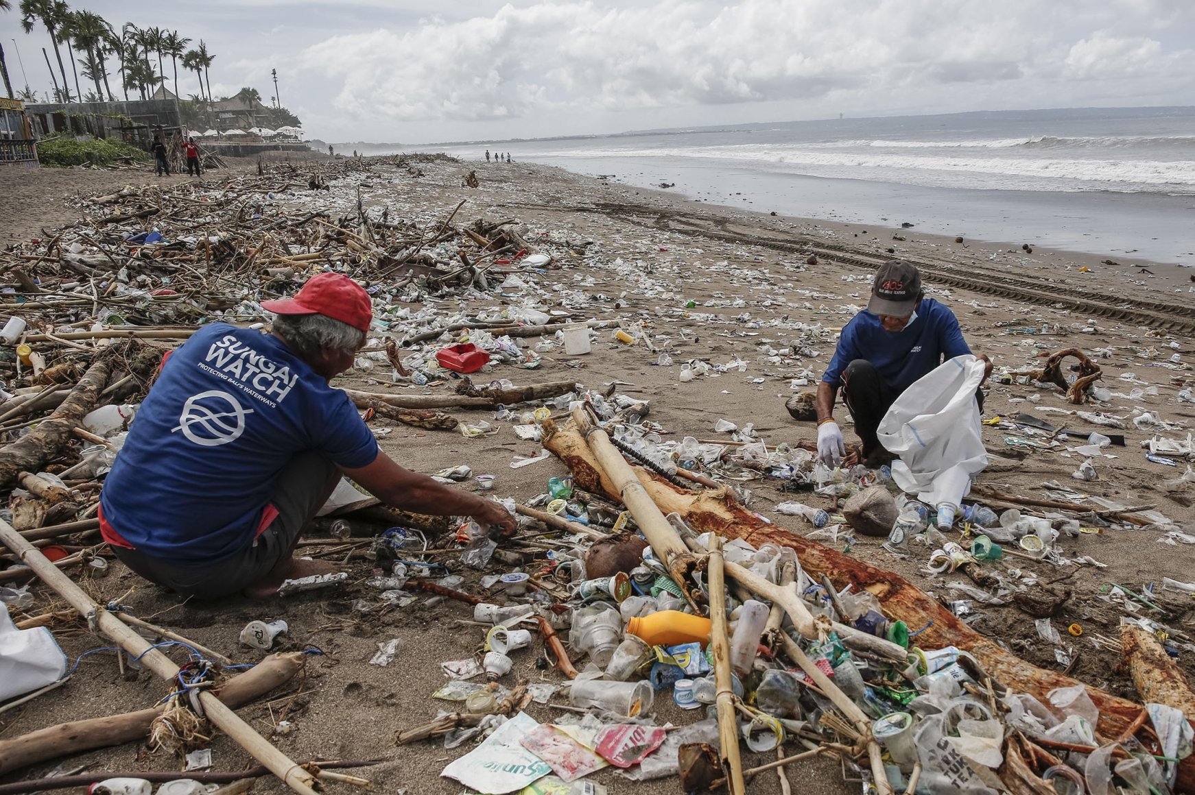 Iconic Bali beaches swamped with trash after monsoons | Daily Sabah