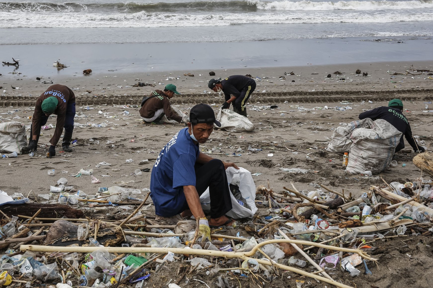 Iconic Bali beaches swamped with trash after monsoons | Daily Sabah