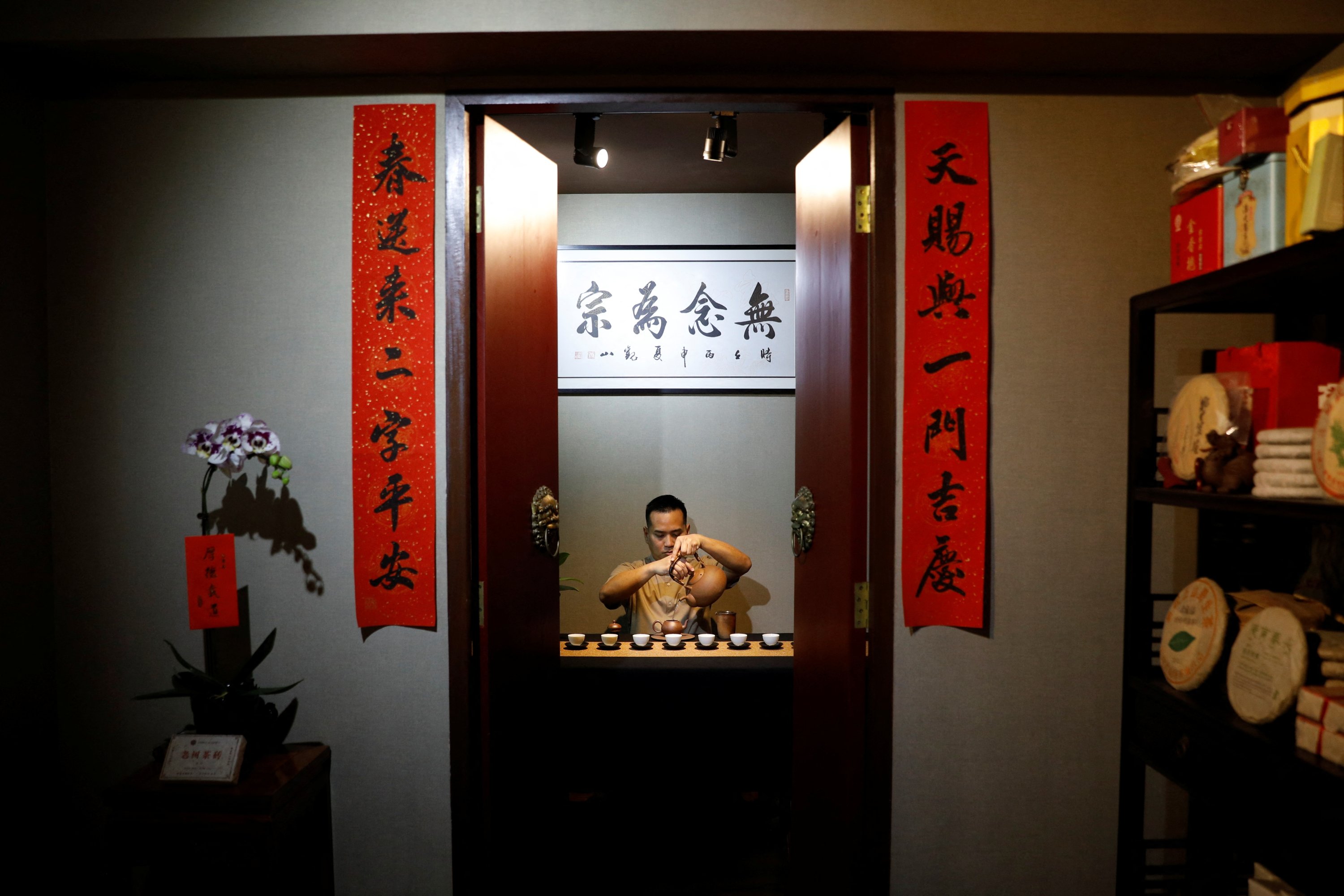 Alvin Goh Tien Sze, 42, penggemar teh Cina, menuangkan teh di apartemen lima kamar yang terinspirasi dari rumah teh Cina di Singapura, 3 September 2021. (Foto Reuters)