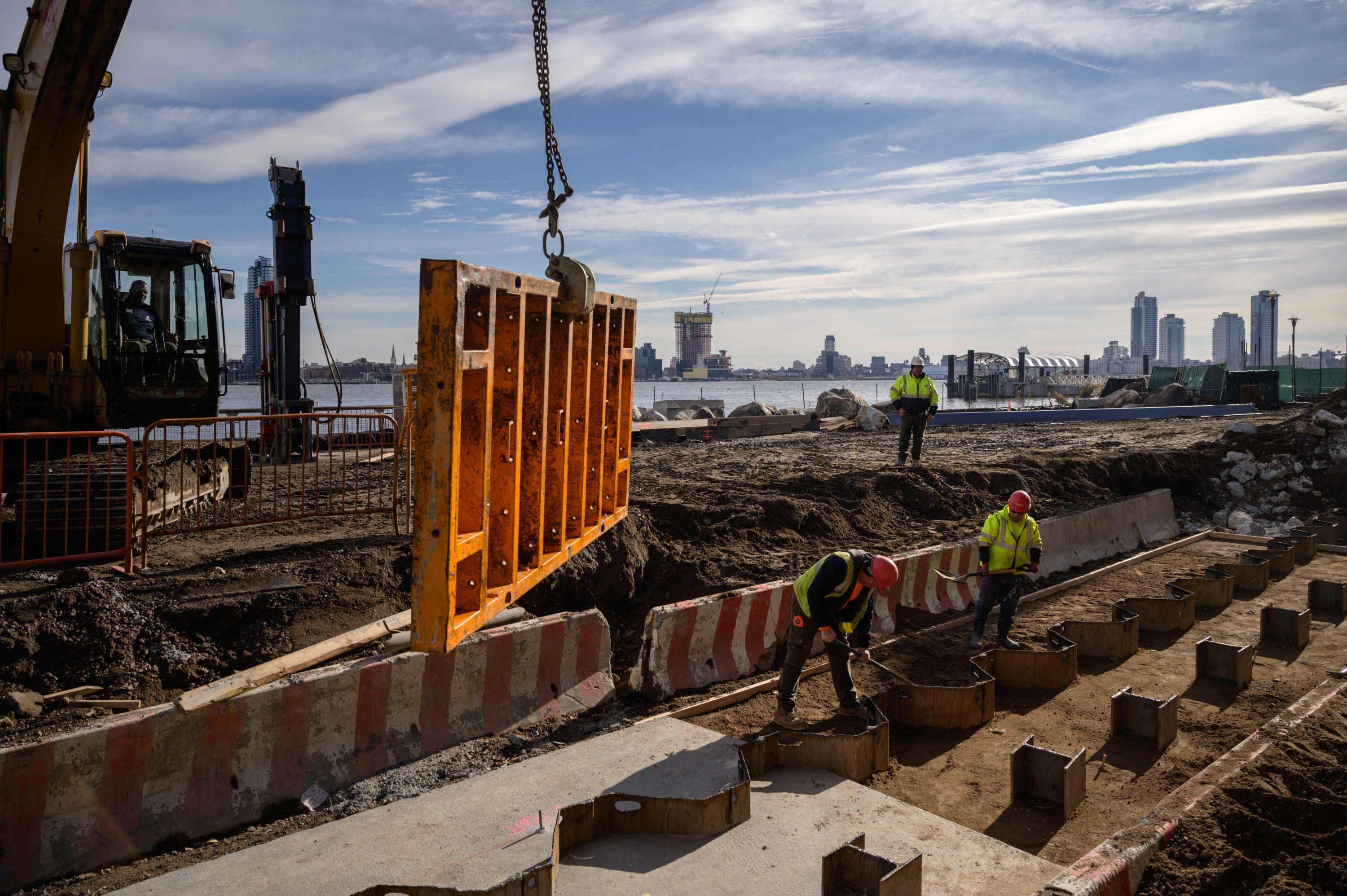 A general view shows contruction workers at the site of a flood defense project on the east side of Manhattan, New York, U.S., Dec. 11, 2021. (AFP Photo)