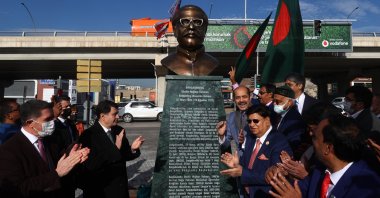 Ankara Governor Vasip Şahin (L), Bangladesh's Foreign Minister Abdul Kalam Abul Momen (R) and other guests applaud in front of the bust of Bangladesh's founding father Sheikh Mujibur Rahman, Ankara, Turkey, Dec. 13, 2021. (AA Photo)