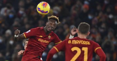 Roma's Tammy Abraham (L) heads the ball during a Serie A match against Spezia at the Olympic stadium in Rome, Dec. 13, 2021. (AP Photo)