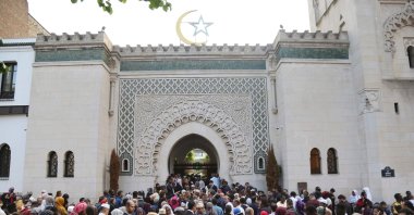 Muslims gather at the Grande Mosquee de Paris (Great Mosque of Paris) at the start of the Eid al-Fitr holiday which marks the end of Ramadan, in Paris, France, on June 14, 2018. (AFP Photo)