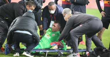 Galatasaray team doctors and staff attend to goalkeeper Fernando Muslera during a Turkish Süper Lig match against Sivasspor, Sivas, Turkey, Dec. 13, 2021. (IHA Photo)