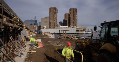 A general view shows contruction workers at the site of a flood defense project on the east side of Manhattan, New York, U.S., Dec. 11, 2021. (AFP Photo)