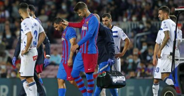 Barcelona's Sergio Aguero (2nd L) leaves the pitch injured during a La Liga match against Alaves at the Camp Nou, Barcelona, Spain, Oct. 30, 2021. (AP Photo)