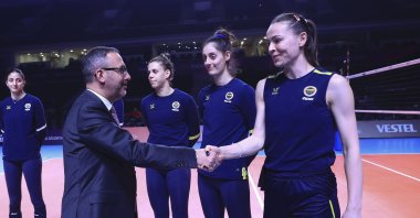 Youth and Sports Minister Mehmet Muharrem Kasapoğlu (L) shake hands with Fenerbahçe captain Eda Erdem Dündar during a practice session for FIVB Women's Club World Championship, Ankara, Turkey, Dec. 14. 2021. (AA Photo)