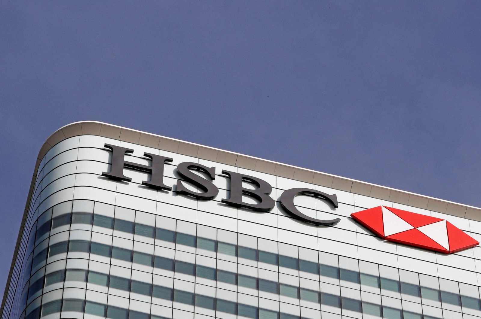 The HSBC bank logo is seen in the Canary Wharf financial district in London, Britain, March 3, 2016.  (Reuters Photo)
