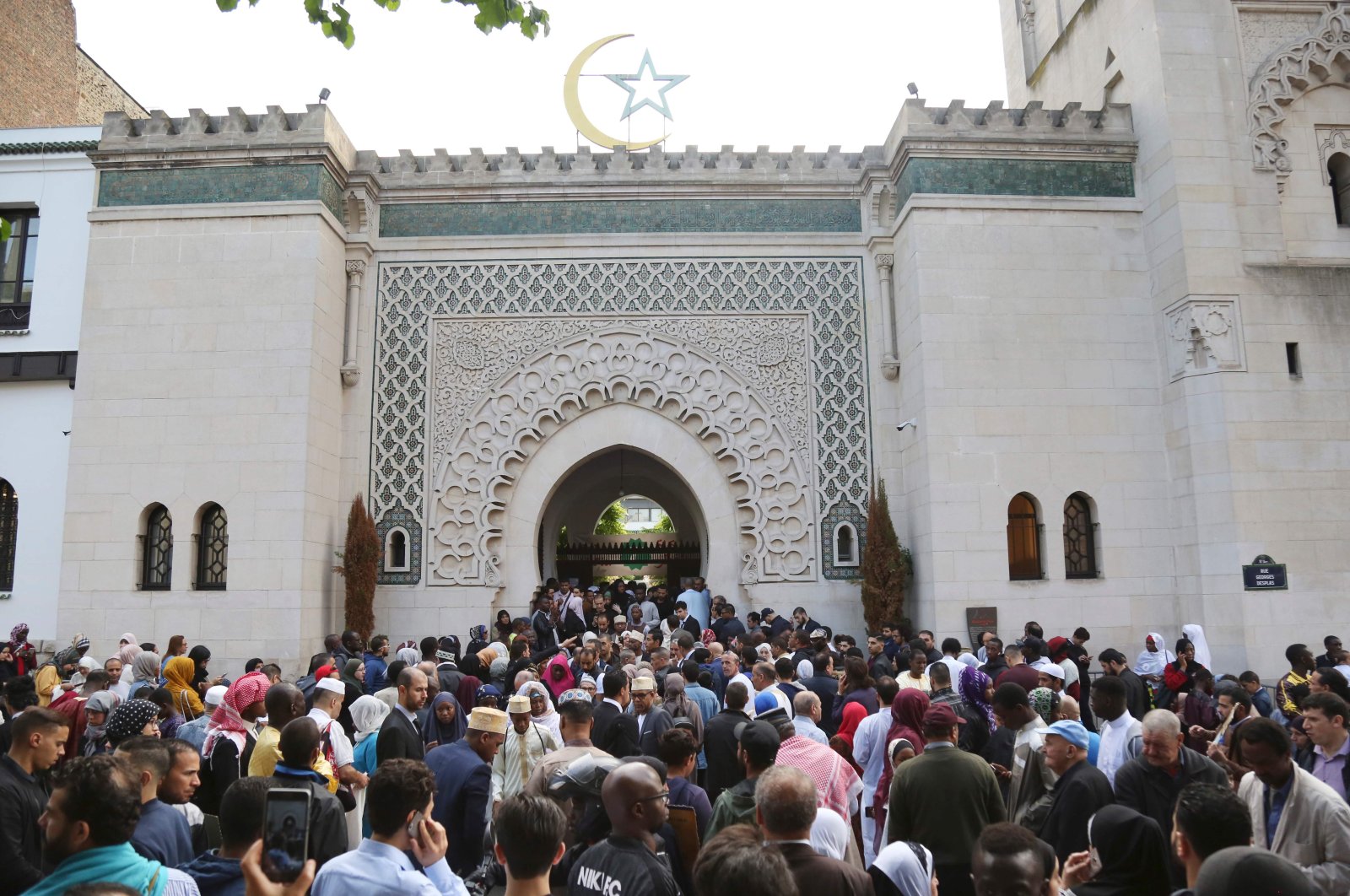 Muslims gather at the Grande Mosquee de Paris (Great Mosque of Paris) at the start of the Eid al-Fitr holiday which marks the end of Ramadan, in Paris, France, on June 14, 2018. (AFP Photo)