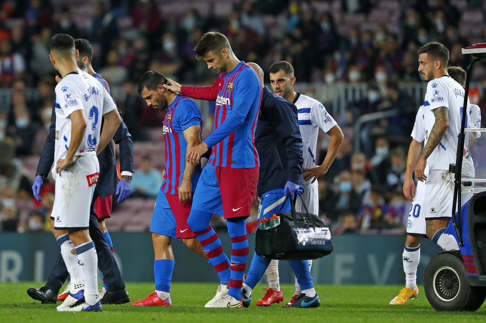 Barcelona&#039;s Sergio Aguero (2nd L) leaves the pitch injured during a La Liga match against Alaves at the Camp Nou, Barcelona, Spain, Oct. 30, 2021. (AP Photo)
